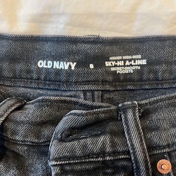 Size 8 (fits like a 6) old navy black jean shorts - Picture 2 of 3